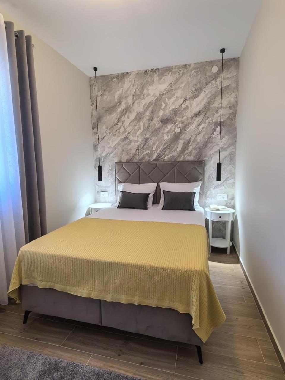 Appartamento Sunny Hill - Parking - Fenced Garden - Luxury Loft Cattaro Esterno foto