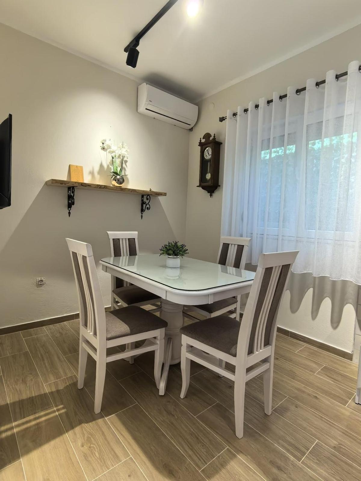 Appartamento Sunny Hill - Parking - Fenced Garden - Luxury Loft Cattaro Esterno foto