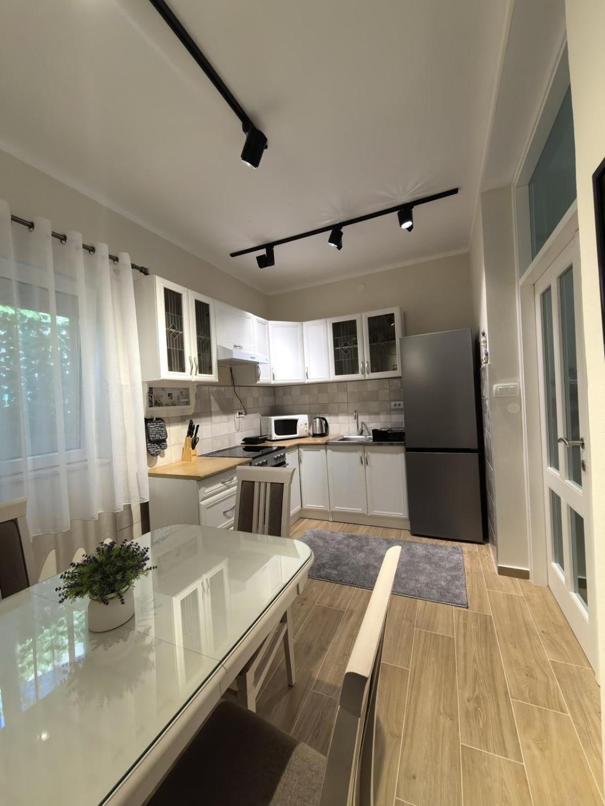Appartamento Sunny Hill - Parking - Fenced Garden - Luxury Loft Cattaro Esterno foto