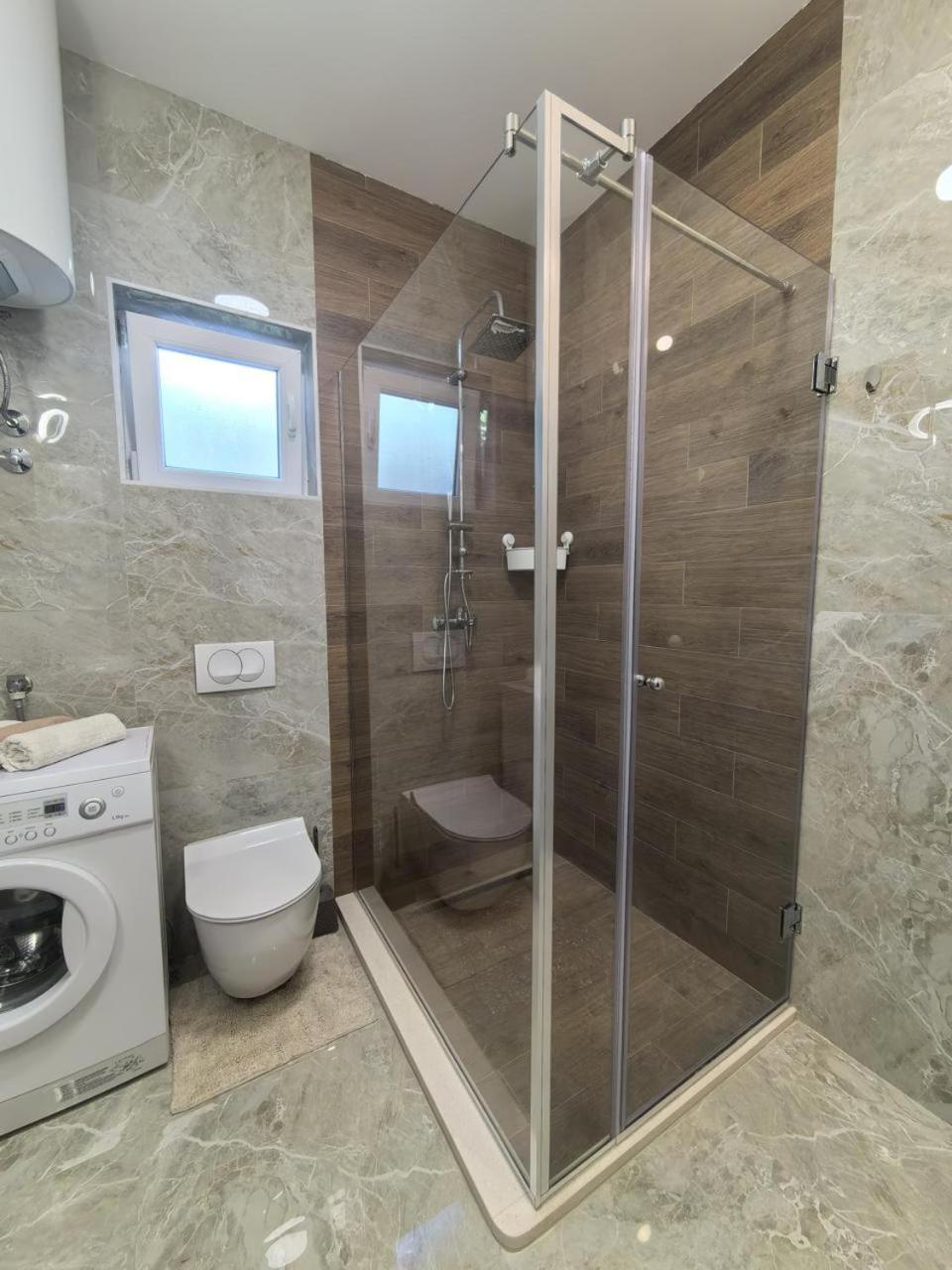 Appartamento Sunny Hill - Parking - Fenced Garden - Luxury Loft Cattaro Esterno foto